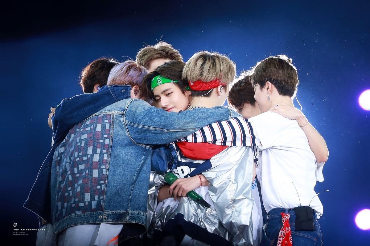I BTS abbracciati sul palco durante un concerto