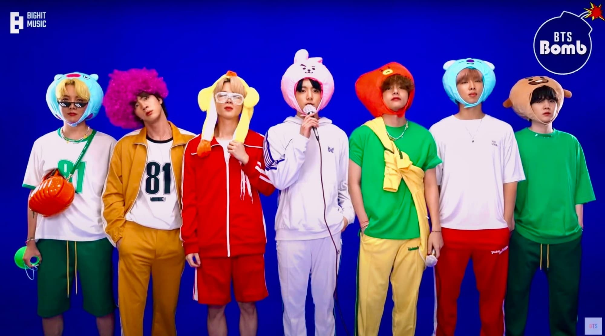 I BTS con cappelli dei personaggi BT21 su sfondo blu