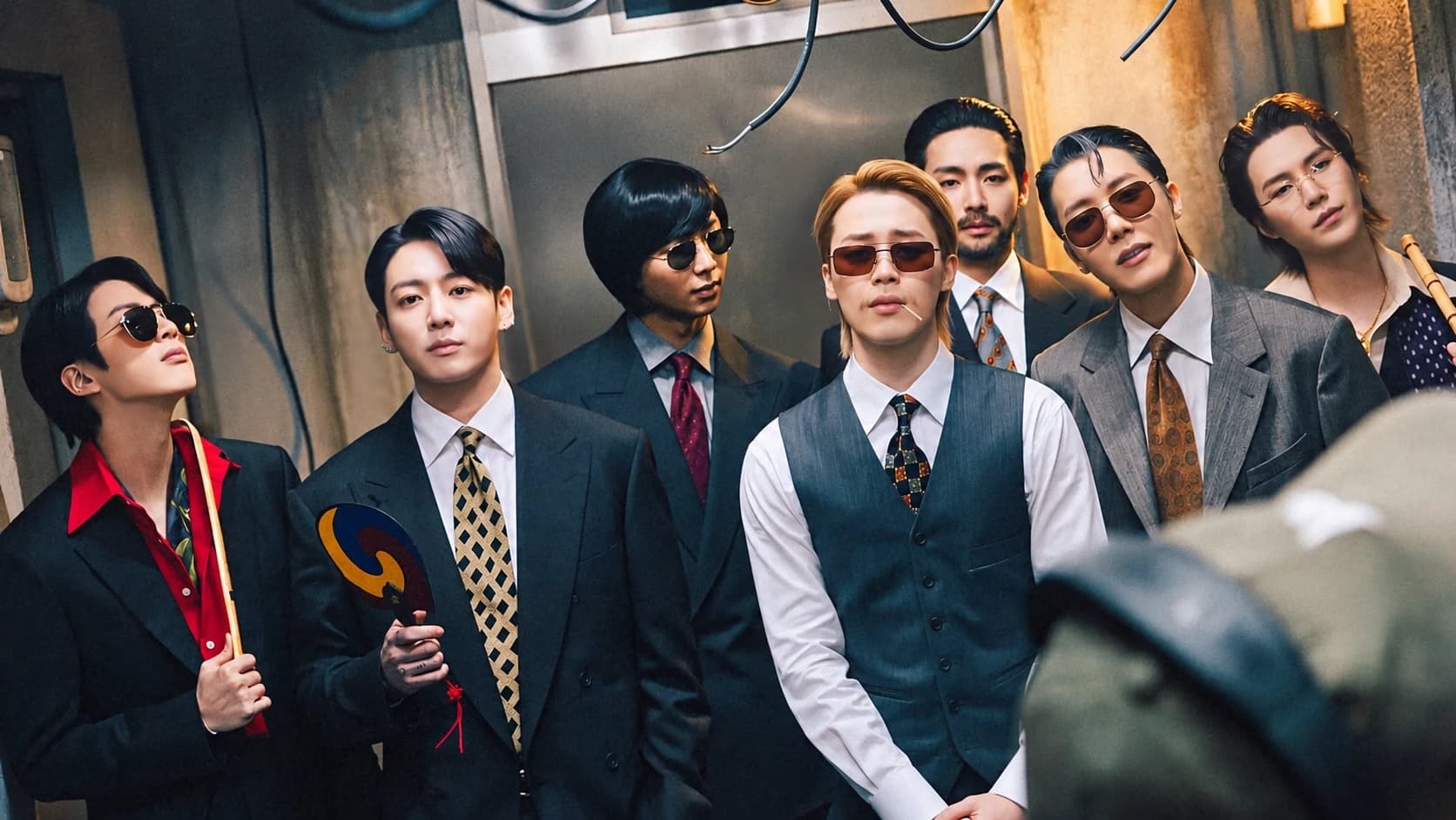 I BTS in completo e occhiali da sole